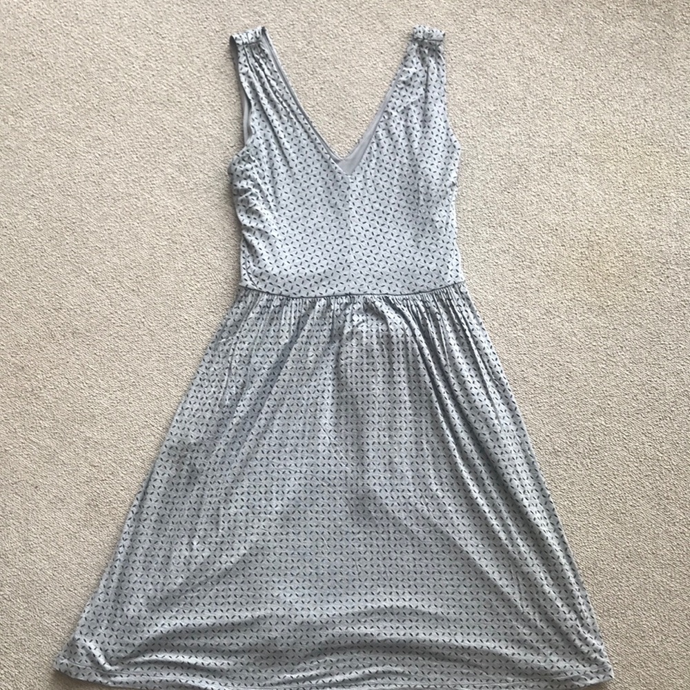 ANN TAYLOR LOFT SOFT GRAY BLACK PATTERNED DRESS M